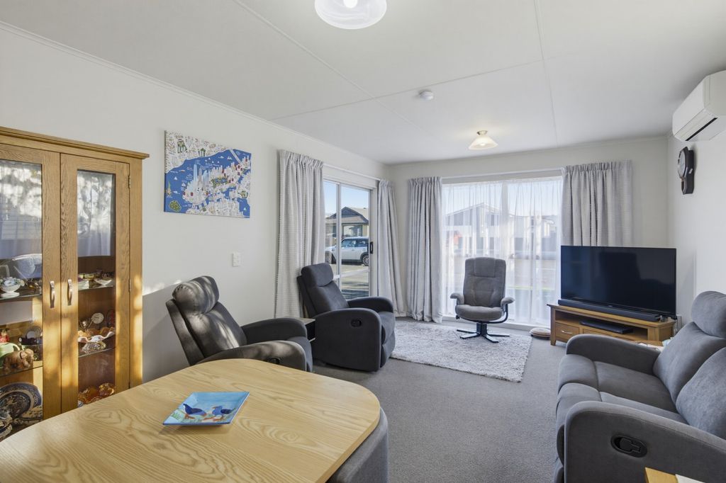 Easy Living in a Handy Location 3
