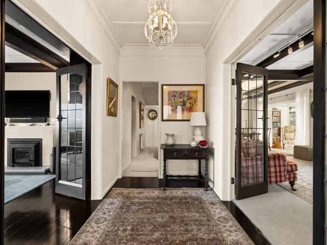 10 Lighthouse Road, Bluff Hill