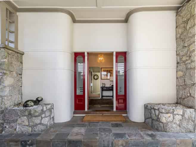 10 Lighthouse Road, Bluff Hill