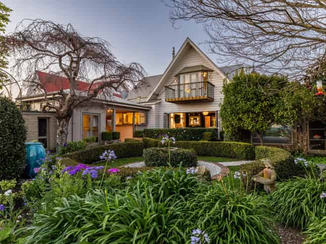 10 Lighthouse Road, Bluff Hill