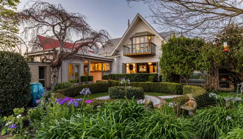 10 Lighthouse Road, Bluff Hill