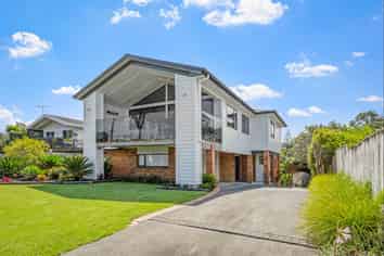 11 Barrier View Road, Leigh