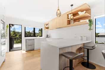 11 Barrier View Road, Leigh