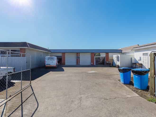 Two-Bay Light Industrial/Storage Warehouse & Yard