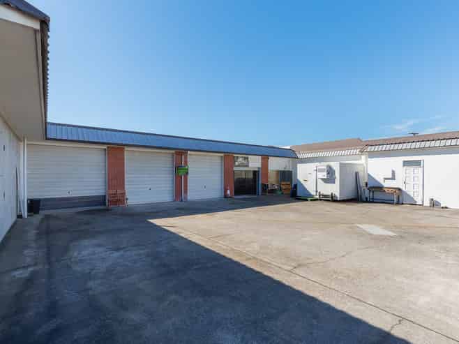 Two-Bay Light Industrial/Storage Warehouse & Yard