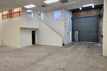 High stud warehouse in central Lower Hutt