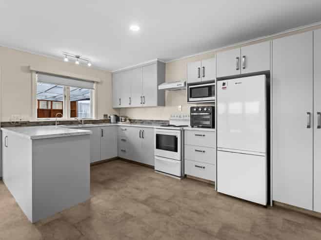 4 Curling Crescent, Onekawa