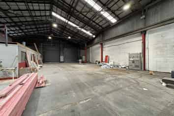 High stud Seaview warehouse with yard