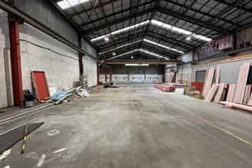 High stud Seaview warehouse with yard