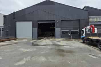 High stud Seaview warehouse with yard