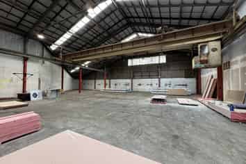 High stud Seaview warehouse with yard