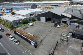 High stud Seaview warehouse with yard