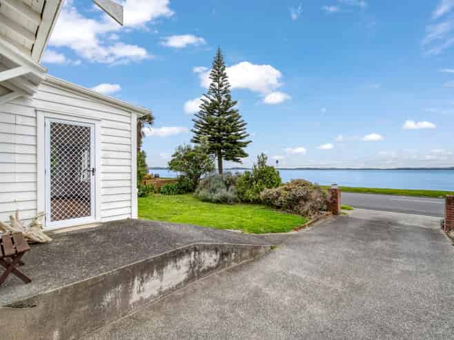9 The Esplanade, Eastern Beach
