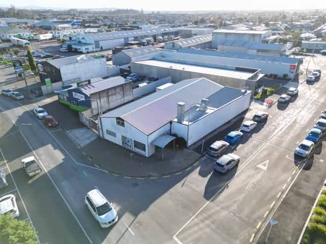 Tidy industrial unit on Orchard Road