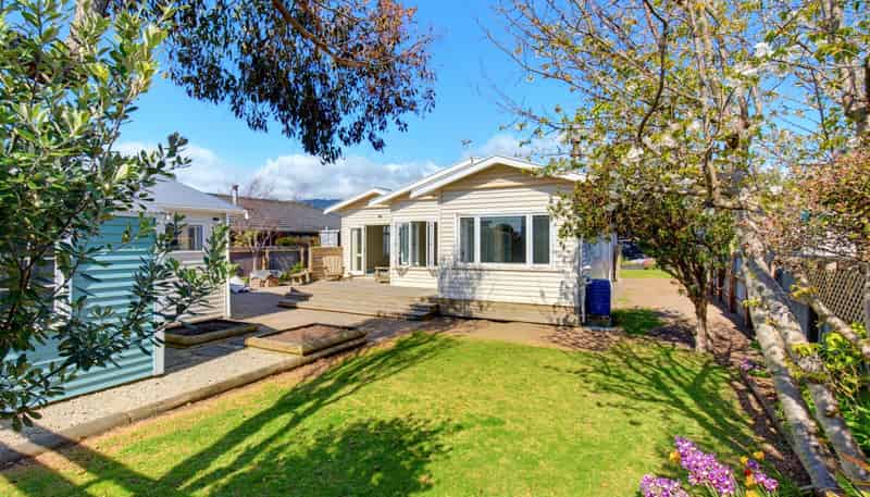 6 Adrian Grove, Waikanae Beach