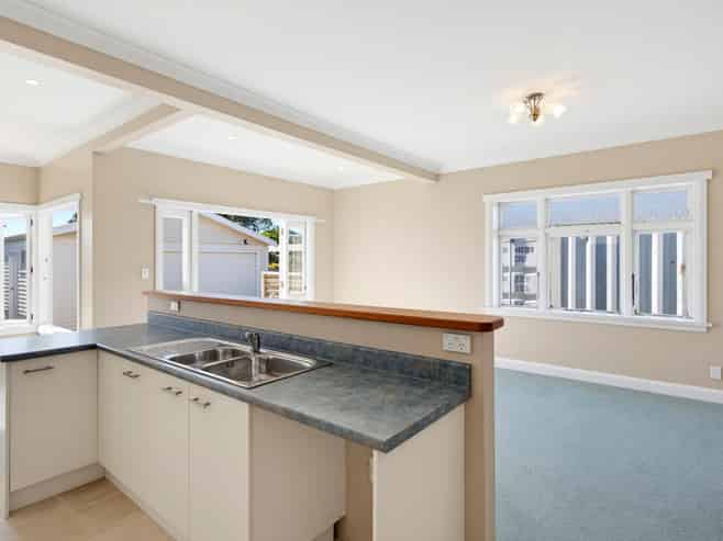 6 Adrian Grove, Waikanae Beach