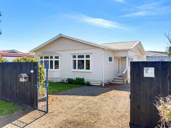 6 Adrian Grove, Waikanae Beach
