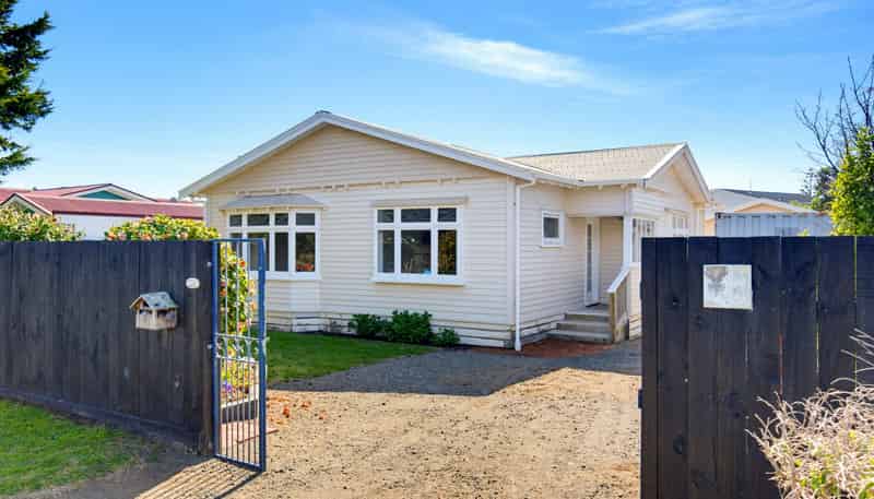 6 Adrian Grove, Waikanae Beach