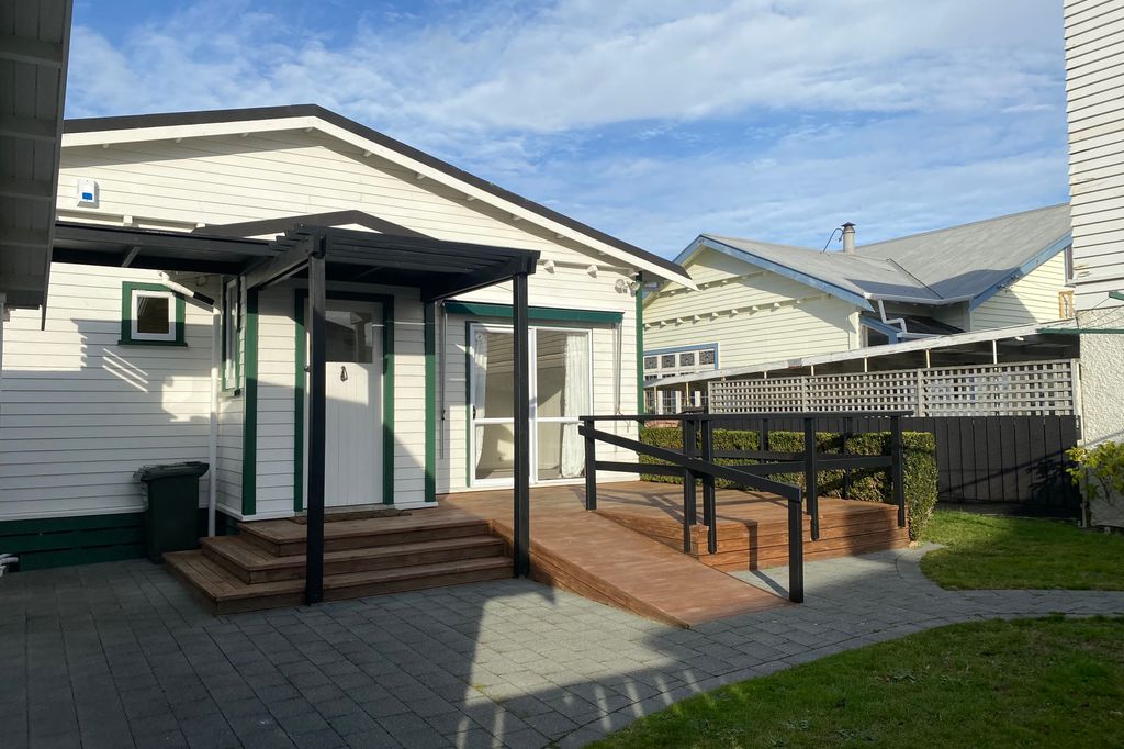 4 Bedrooms, Petone 1