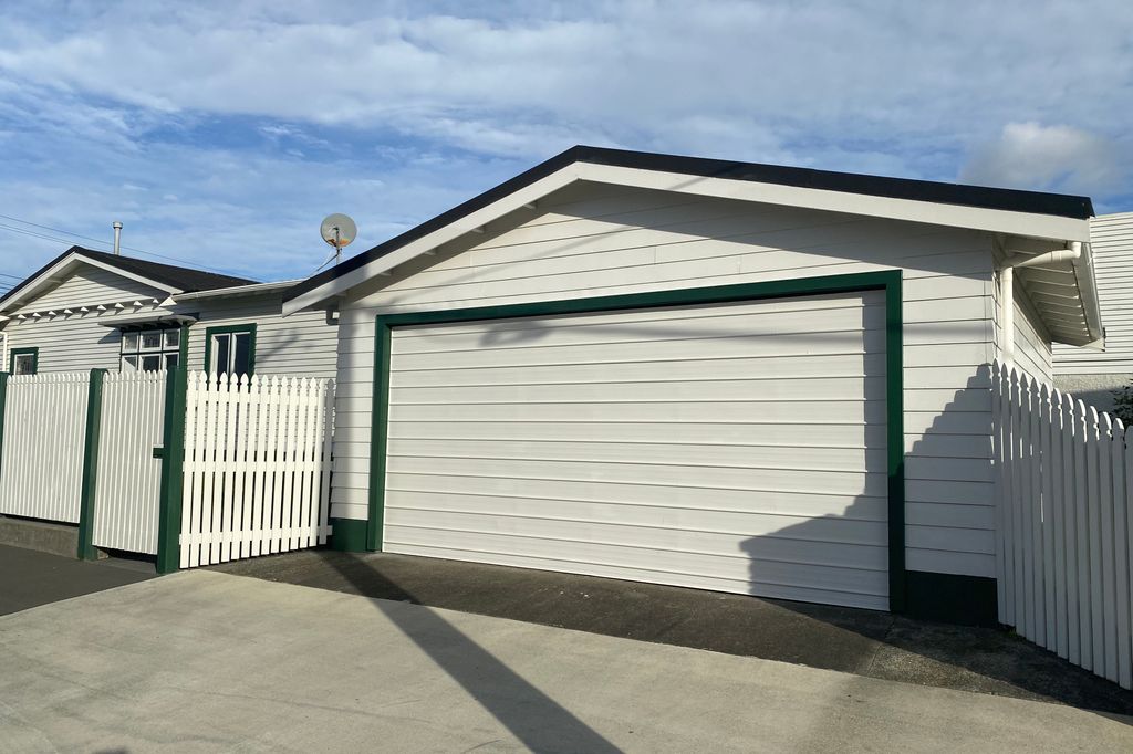 4 Bedrooms, Petone 2