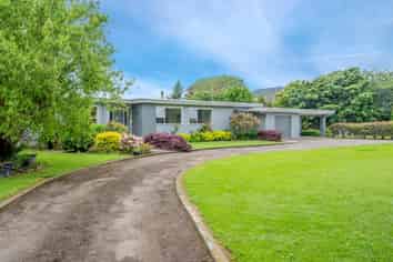 1133 Queen Street East, Levin