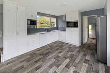 1133 Queen Street East, Levin