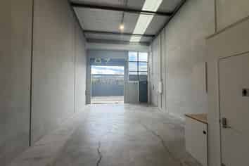 High stud warehouse - $400 p/w including outgoings