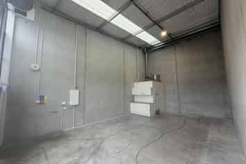 High stud warehouse - $400 p/w including outgoings