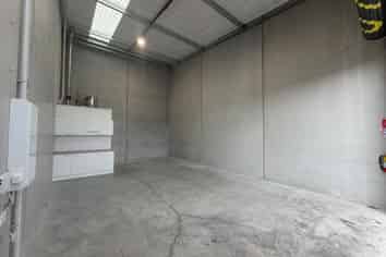 High stud warehouse - $400 p/w including outgoings