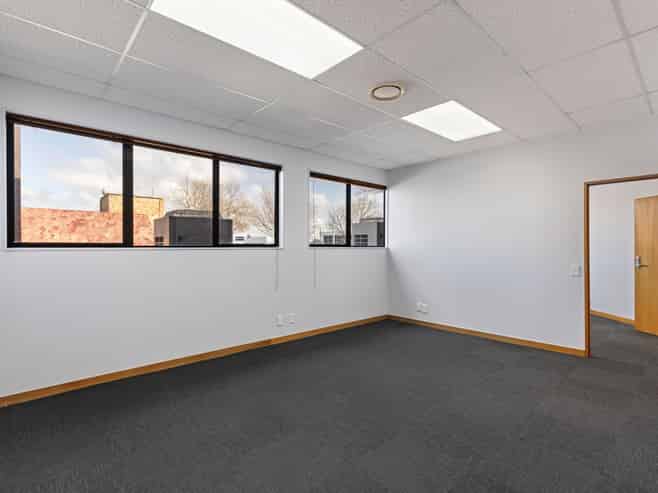 Fantastic office on Broadway Avenue
