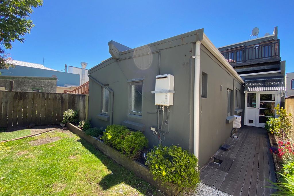 2 Bedrooms Petone 1