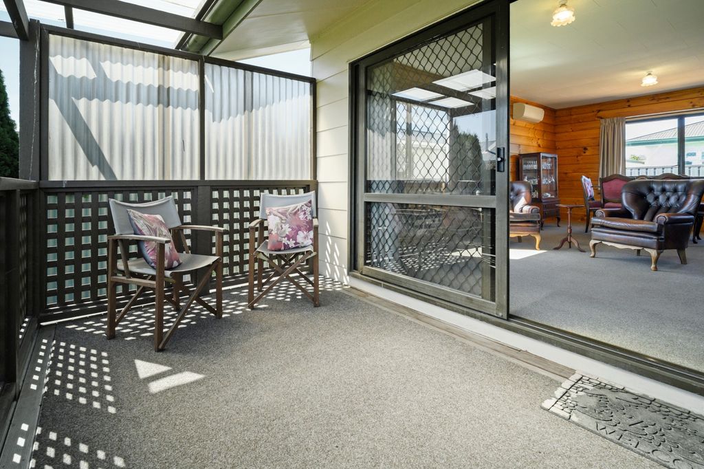 Standalone, sunny & convenient 3