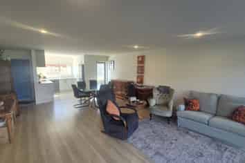 8B Taurima Avenue, Point England