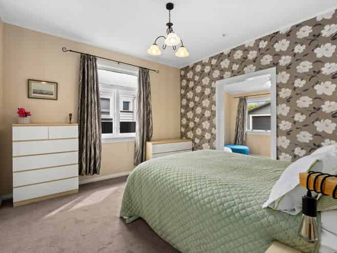 810 Queen Street East, Parkvale