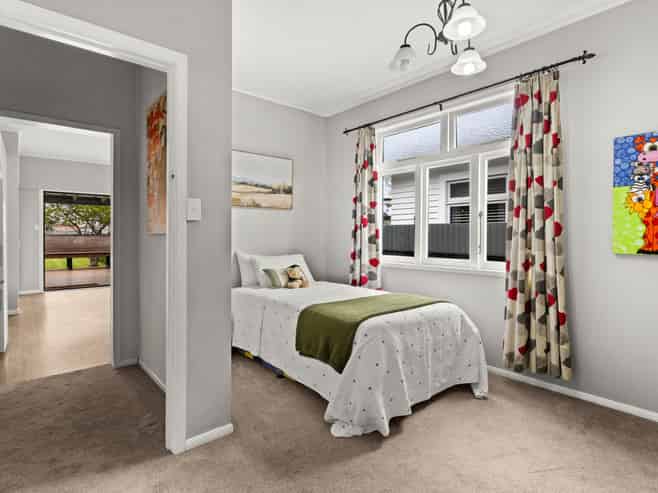 810 Queen Street East, Parkvale