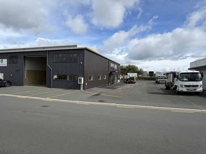 Refitted Mount industrial, 10 car parks