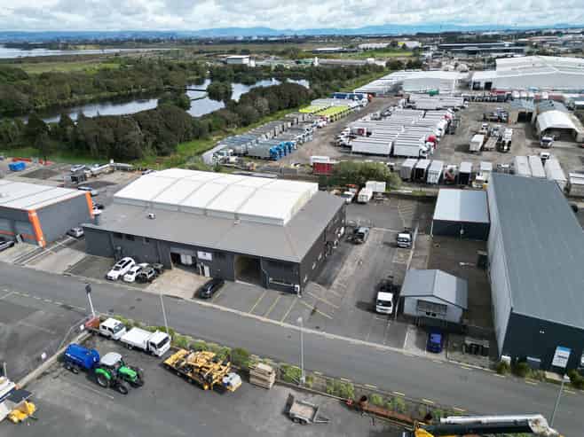 Refitted Mount industrial, 10 car parks