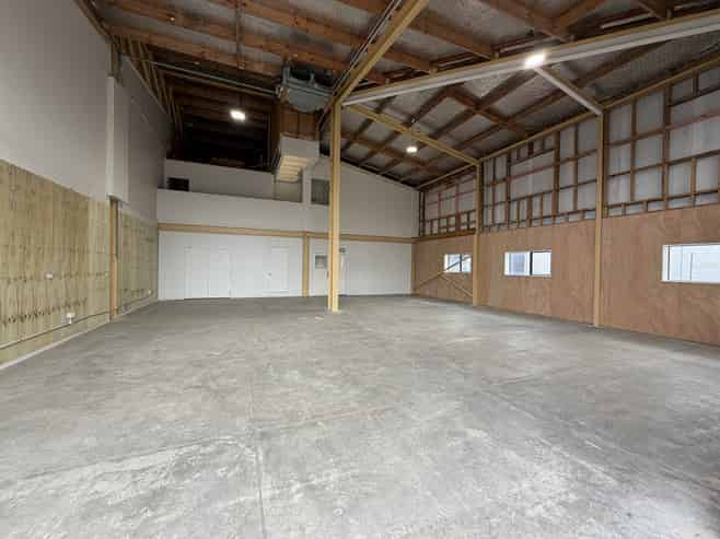 Refitted Mount industrial, 10 car parks