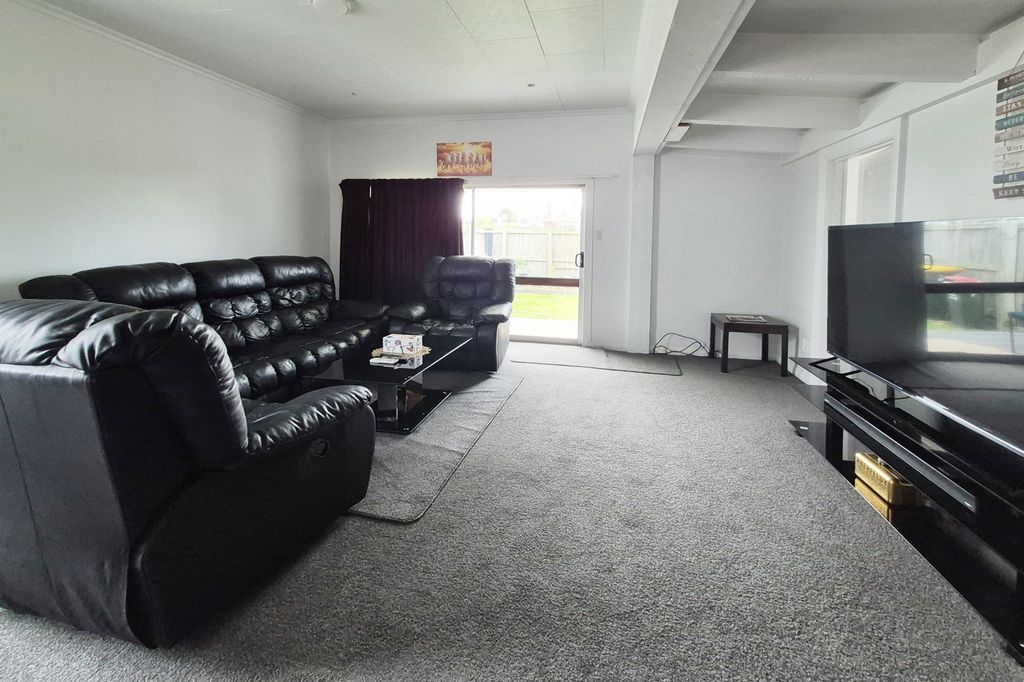 Three Bedrooms Close to Town 3