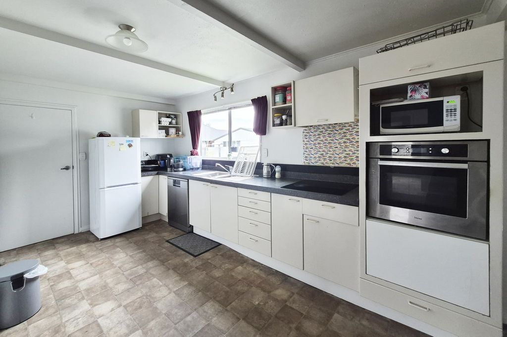 Three Bedrooms Close to Town 2