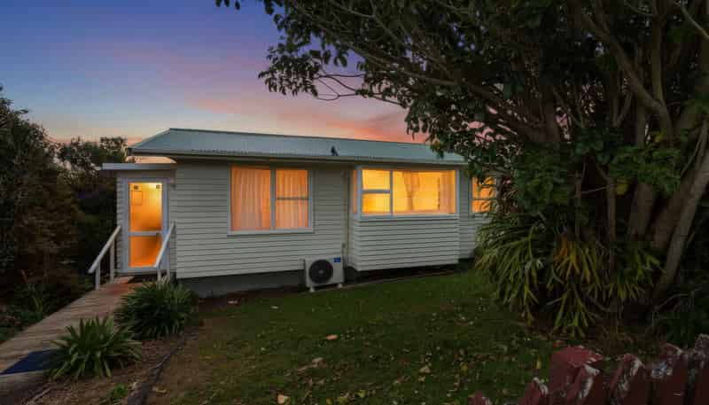 11 Albatross Road, Red Beach