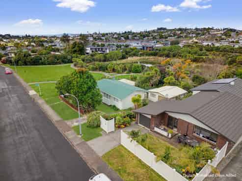 11 Albatross Road, Red Beach