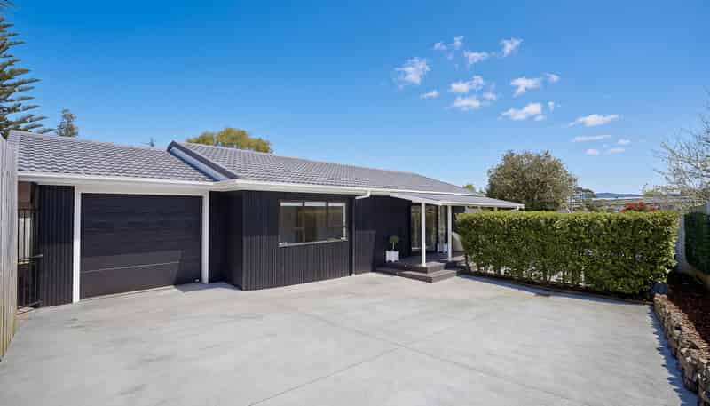 2/15 Castaing Crescent, Te Atatu South