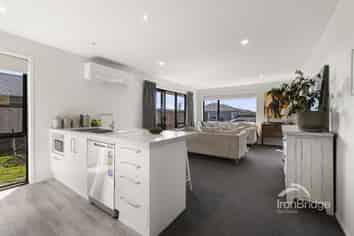 15 Woodford Avenue, Woodend