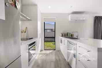 15 Woodford Avenue, Woodend