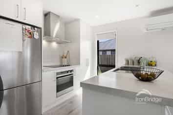 15 Woodford Avenue, Woodend