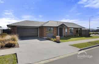 15 Woodford Avenue, Woodend