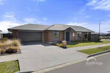 15 Woodford Avenue, Woodend