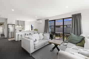 15 Woodford Avenue, Woodend