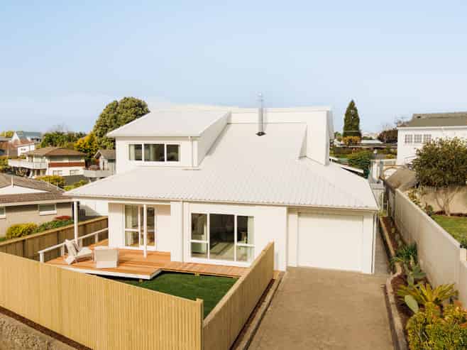 20b Mahoe Street, Matua